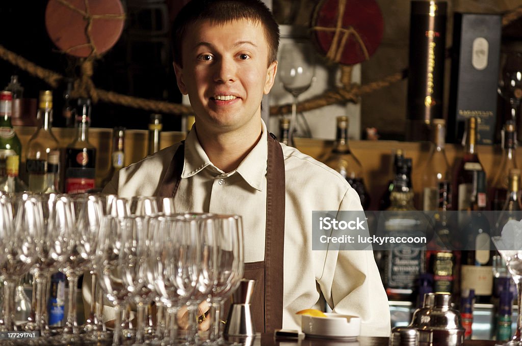 Barman al lavoro - Foto stock royalty-free di Adulto