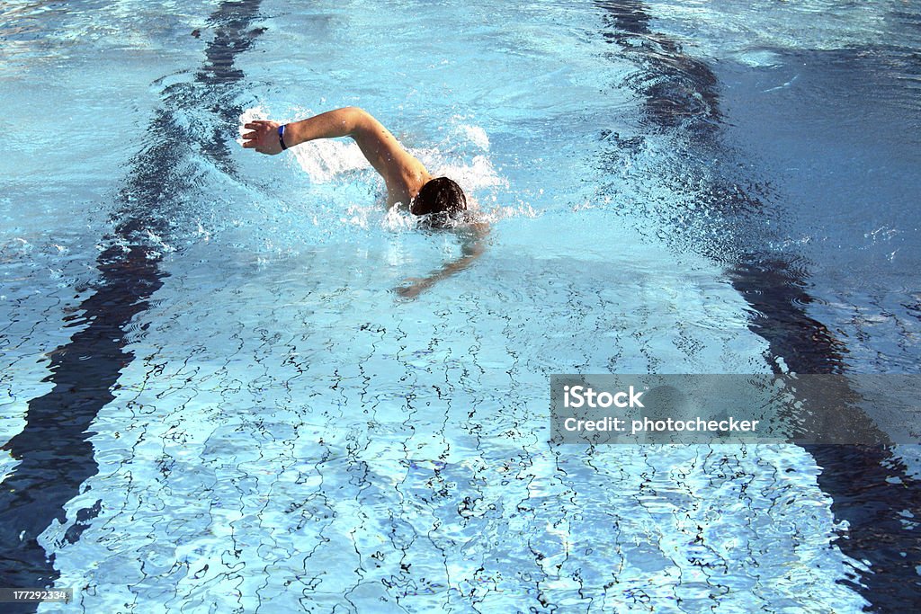 Mann Schwimmen crawl Sie die - Lizenzfrei Aktiver Lebensstil Stock-Foto