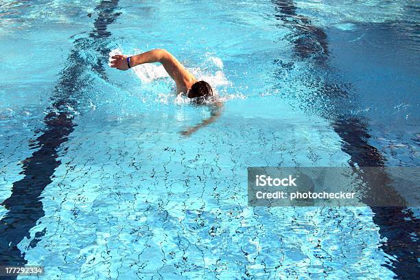 Mann Schwimmen Crawl Sie Die Stockfoto und mehr Bilder von Aktiver Lebensstil - Aktiver Lebensstil, Aktivitäten und Sport, Athlet