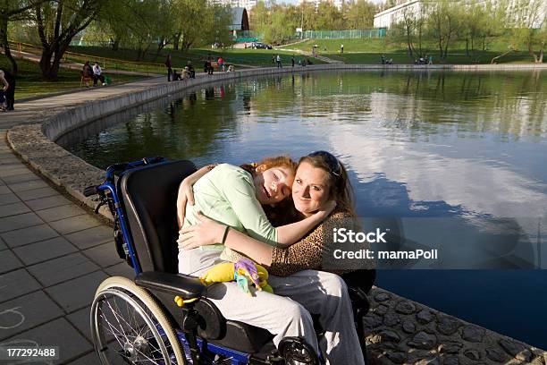 Hug Foto de stock y más banco de imágenes de Adolescente - Adolescente, Silla de ruedas, Abrazar