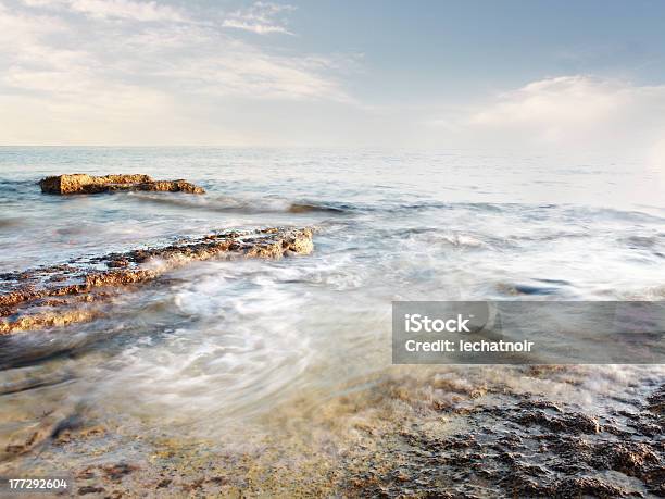 Photo libre de droit de Vagues Se Brisant Sur La Plage Rocheuse banque d'images et plus d'images libres de droit de Aube - Aube, Beauté de la nature, Caillou