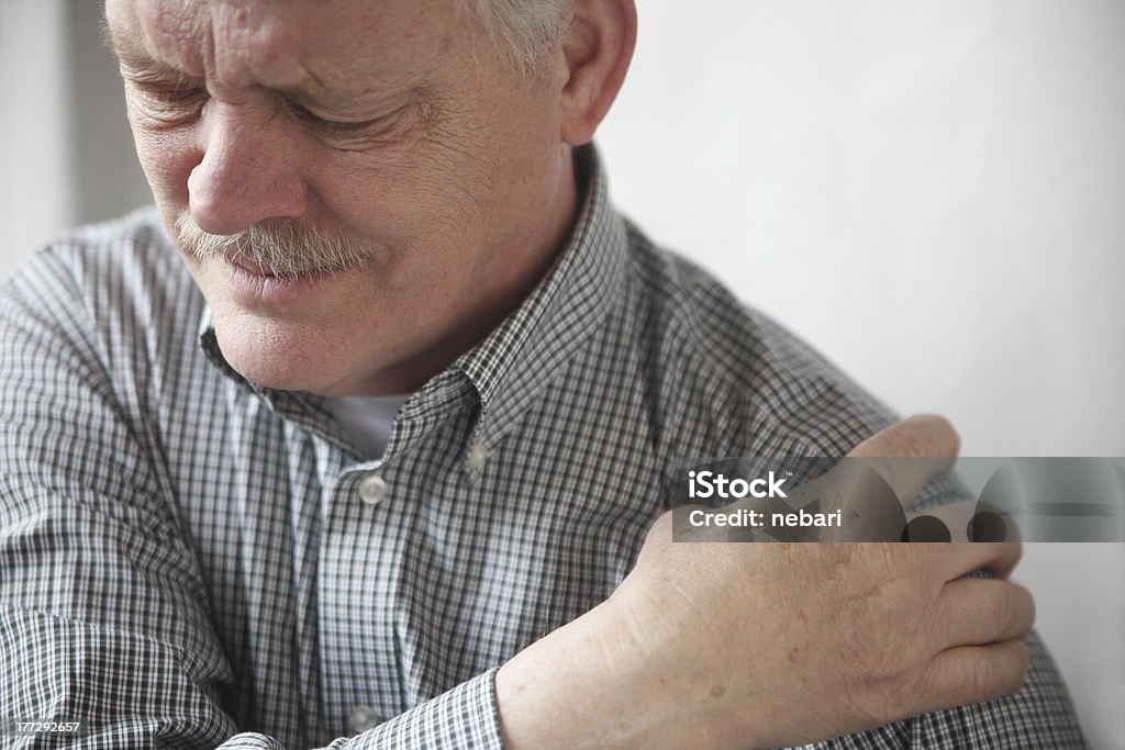 Hombre con dolor de hombro junta - Foto de stock de Hombro libre de derechos