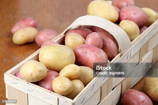 Rosso E Bianco Patate - Fotografie stock e altre immagini di Cestino - Cestino, Cibi e bevande, Cibo