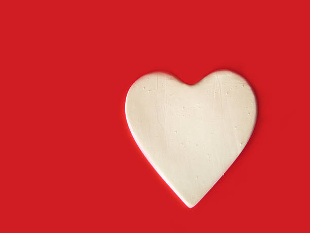 branco em forma de coração em vermelho - herzform imagens e fotografias de stock