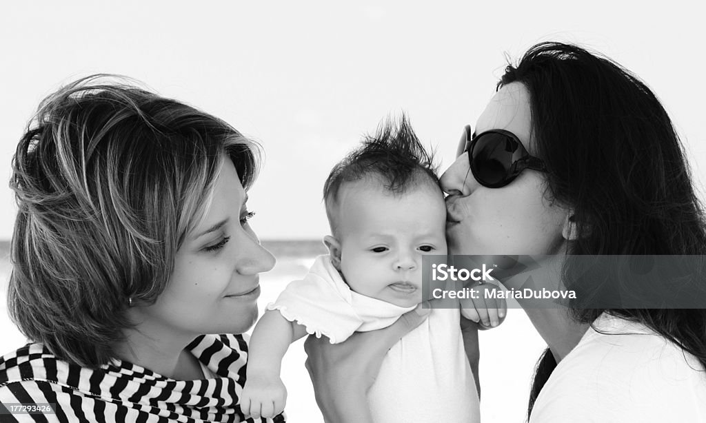 Deux belles filles avec un bébé sur la plage - Photo de Activité libre de droits
