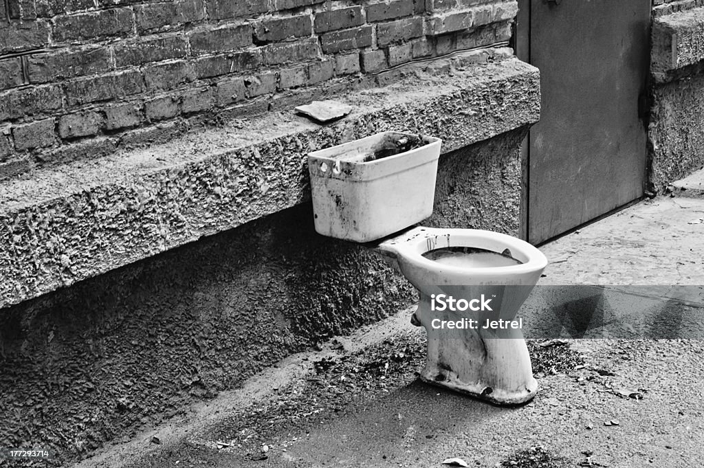 Old sucio sanitario en el patio. Blanco y negro - Foto de stock de Agrietado libre de derechos