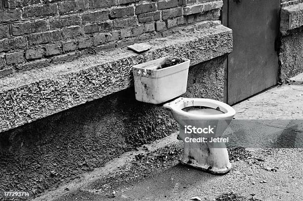 Old Sucio Sanitario En El Patio Blanco Y Negro Foto de stock y más banco de imágenes de Agrietado - Agrietado, Aire libre, Barrio bajo