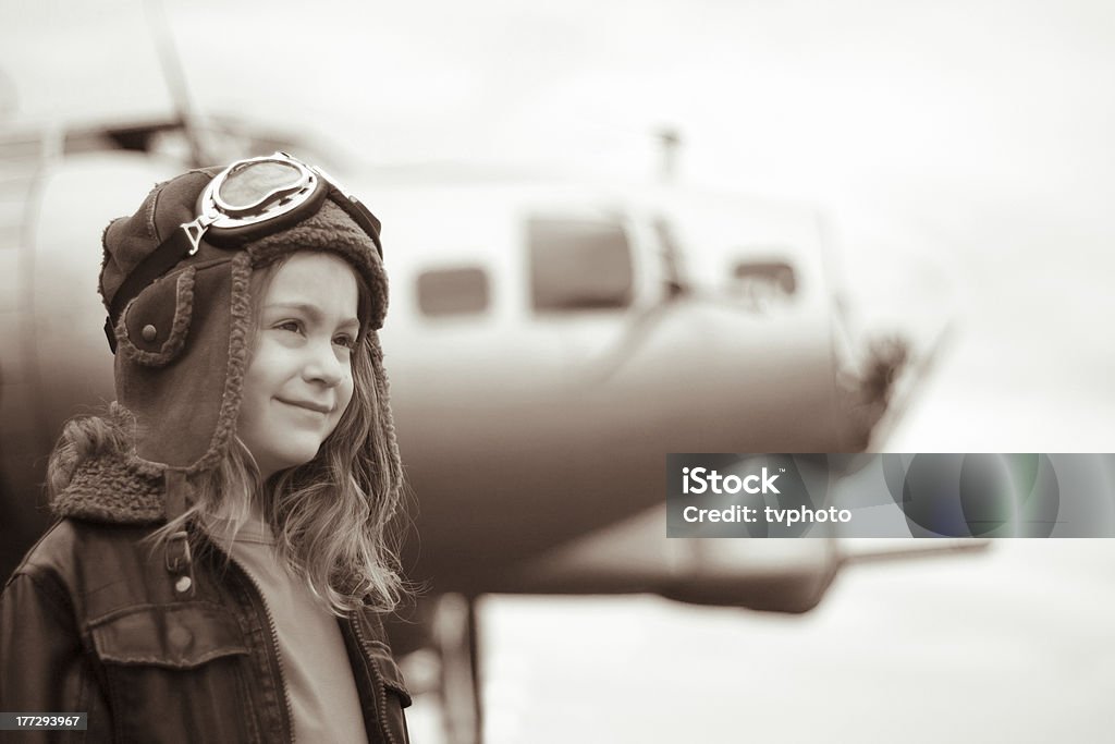 Seguros de joven mujer piloto se contempla en la distancia en - Foto de stock de Accesorio de cabeza libre de derechos