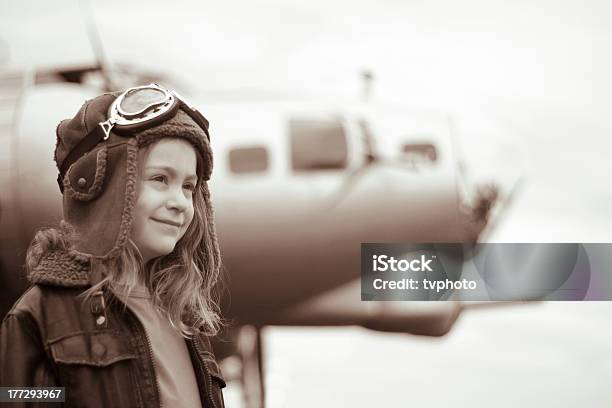 Photo libre de droit de Confiant Jeune Femme Pilote Est Tout En Admirant La Vue Sur Lhorizon banque d'images et plus d'images libres de droit de Armée de l'air