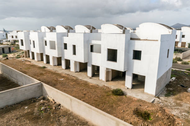 apartamentos semiacabados em um canteiro de obras espanhol abandonado, fechado após recessão e queda no mercado financeiro - tenament - fotografias e filmes do acervo