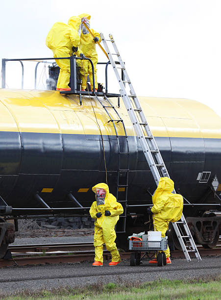 Equipa de HAZMAT divide a conquistar - fotografia de stock