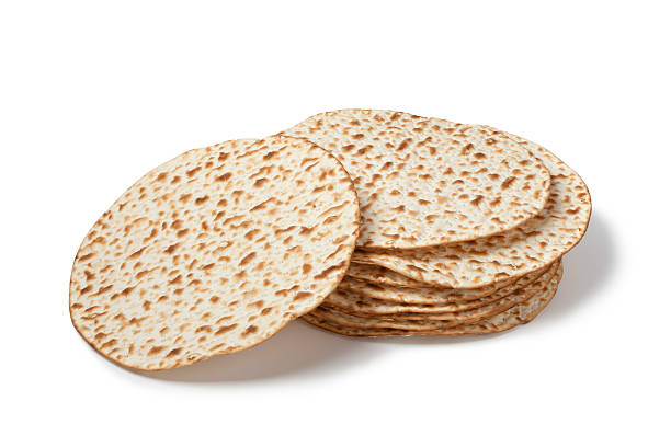 신선한 더미 의 matzah - matzo passover cracker unleavened bread 뉴스 사진 이미지