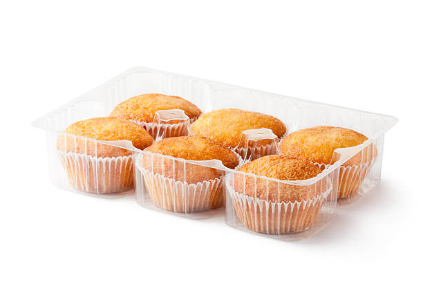 cupcakes in retail-package - muffin cake isolated small stock-fotos und bilder