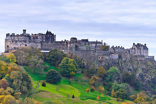 castelo de edimburgo, escócia - edinburgh scotland castle skyline - fotografias e filmes do acervo