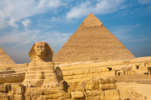 grande esfinge de gizé pirâmide claro céu azul - giza pyramids sphinx pyramid shape pyramid imagens e fotografias de stock