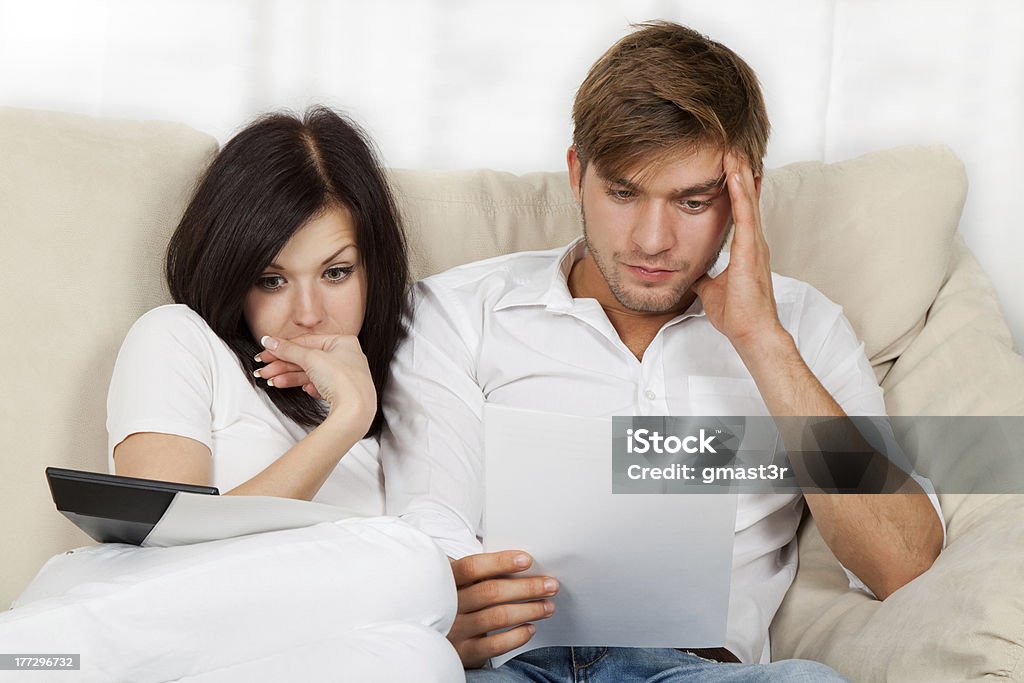 Couple assis sur le canapé à la maison - Photo de Adulte libre de droits