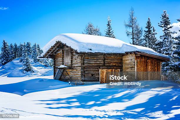 Cappuccio Nevoso Casetta Di Campagna In Inverno - Fotografie stock e altre immagini di Ambientazione esterna - Ambientazione esterna, Architettura, Austria