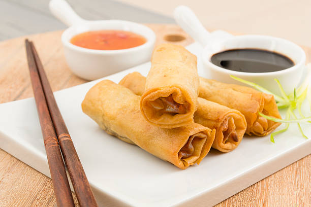 springs rolls on white tray with chopsticks and sauces - 春卷 個照片及圖片檔