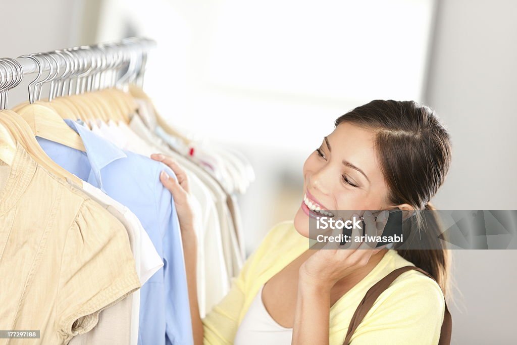 Shopping mulher falando no telefone - Foto de stock de 20 Anos royalty-free