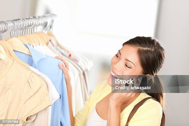 Foto de Shopping Mulher Falando No Telefone e mais fotos de stock de 20 Anos - 20 Anos, 20-24 Anos, A caminho