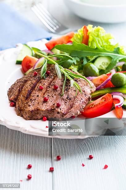 Bife De Carne Grelhado Com Salada - Fotografias de stock e mais imagens de Alecrim - Alecrim, Alface, Assado