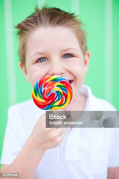 Foto de Menino Com Pirulito e mais fotos de stock de Alegria - Alegria, Colorido, Comer