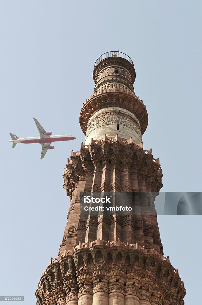 Qutub Minar com avião - Foto de stock de Alto - Descrição Geral royalty-free