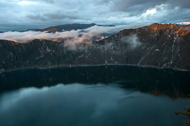 andes paysage: quilotoa lagon, équateur - lake volcano volcanic crater riverbank photos et images de collection