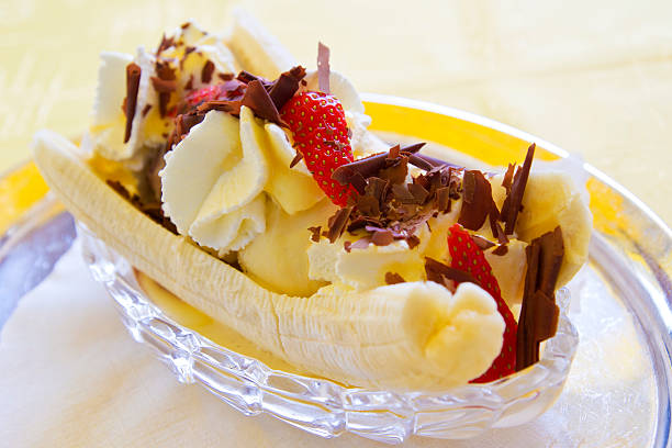 bananensplit - kalorienbombe foto e immagini stock
