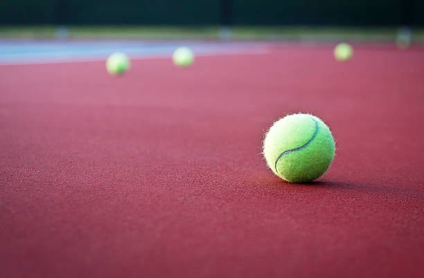 Balles de Tennis à gauche sur la cour - Photo