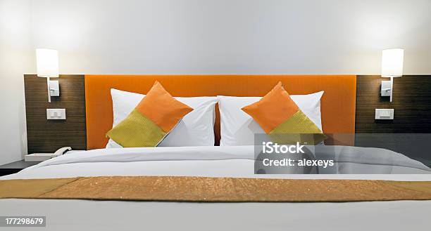 Cama De Hotel - Fotografias de stock e mais imagens de Simetria - Simetria, Hotel, Aconchegante