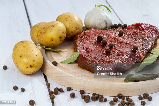 Photo libre de droit de Steak De Bœuf Cru Et Des Légumes banque d'images et plus d'images libres de droit de Ail - Légume à bulbe - Ail - Légume à bulbe, Aliment, Aliment cru