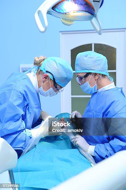 Procedura Di Impianto Dentale - Fotografie stock e altre immagini di Adulto - Adulto, Ambientazione interna, Ambulatorio dentistico