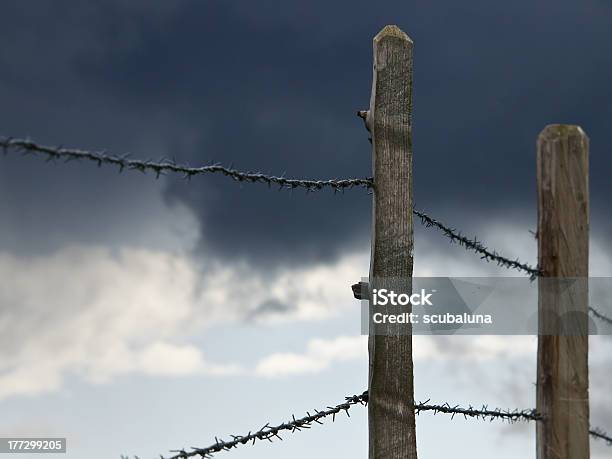 Pasto Vedação E Noite Paisagem Com Nuvens - Fotografias de stock e mais imagens de Abaixo - Abaixo, Anoitecer, Ao Ar Livre