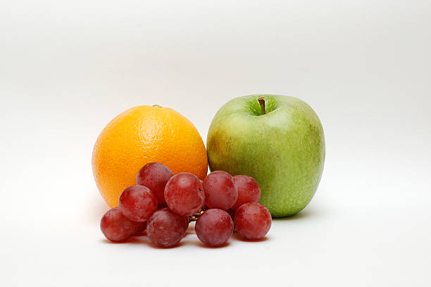 Laranja, maçã e uvas - foto de acervo