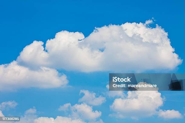 Foto de Nuvem e mais fotos de stock de Azul - Azul, Beleza natural - Natureza, Branco
