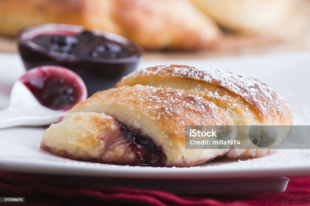 Pequeno-almoço com croissants em branco placa. - Royalty-free Açúcar Foto de stock