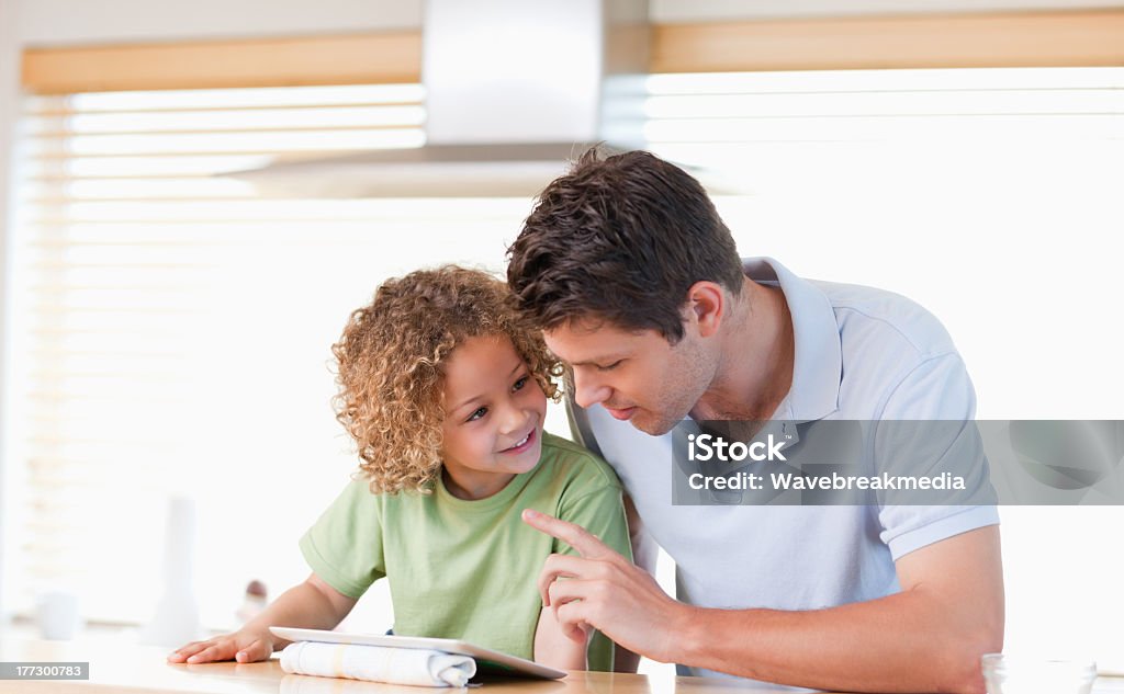 Jeune garçon et son père à l'aide d'une tablette ordinateur - Photo de Adulte libre de droits