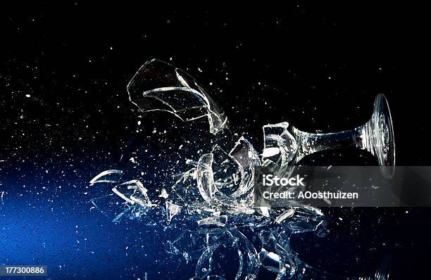 Vino Pérdida De Vidrio Foto de stock y más banco de imágenes de Afilado - Afilado, Agrietado, Azul