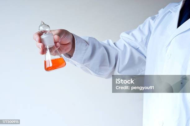 Weibliche Arbeitnehmer Bei Der Experiment Stockfoto und mehr Bilder von Arzt - Arzt, Ausrüstung und Geräte, Chemie