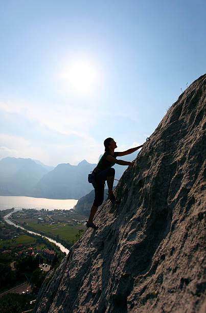 silhouette d'une femme de rock de montée d'escaliers - mountain rock sun european alps photos et images de collection