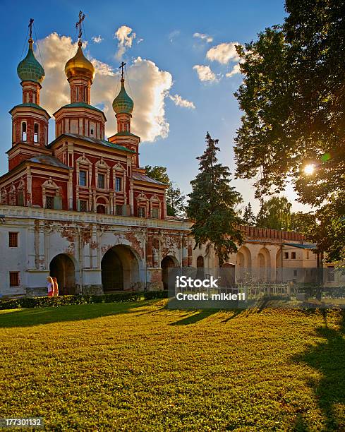 Novodevichi Convento En La Puesta De Sol Foto de stock y más banco de imágenes de Abadía - Abadía, Aire libre, Arquitectura