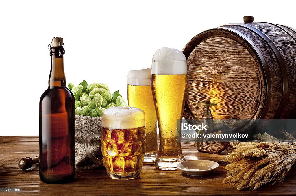 Tonneau avec verres de bière sur une table en bois. - Photo de Alcool libre de droits