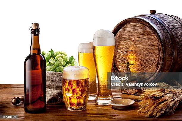 Barile Di Birra Con Bicchieri Su Un Tavolo In Legno - Fotografie stock e altre immagini di Alchol