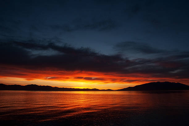 sunrise of the sayram lake - 塞里木湖 個照片及圖片檔