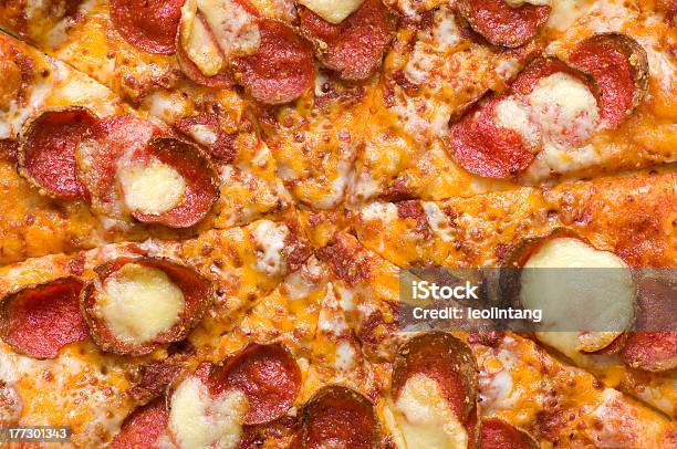 Pepperoni Pizza Stockfoto und mehr Bilder von Fleisch - Fleisch, Fotografie, Gebacken