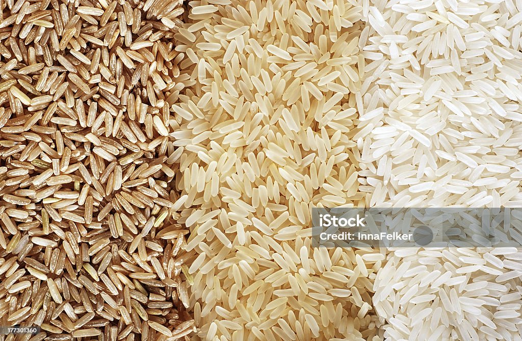 Tres filas de variedades de arroz-salvajes, blancas y marrón. - Foto de stock de Arroz blanco libre de derechos