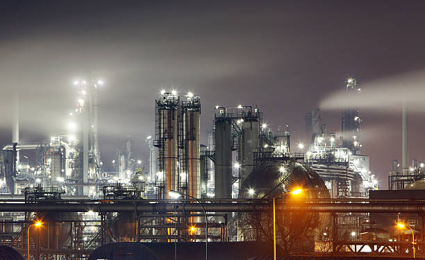 refinería de petróleo en la noche-fábrica petroquímica de la industria - distillation tower fotografías e imágenes de stock