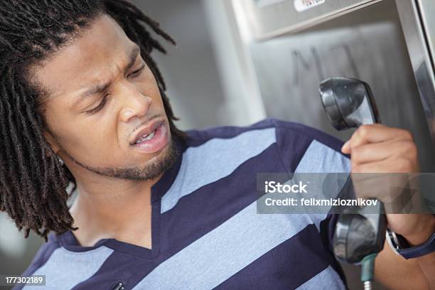 Verärgert Mann Am Telefon Stockfoto und mehr Bilder von Afro-amerikanischer Herkunft - Afro-amerikanischer Herkunft, Münztelefon, Afrikanischer Abstammung