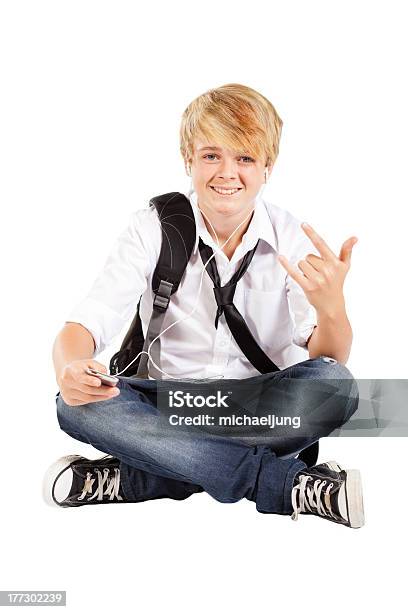 Teen Boy Escuchando Música Foto de stock y más banco de imágenes de Niños - Niños, Escuchar, Foto de estudio